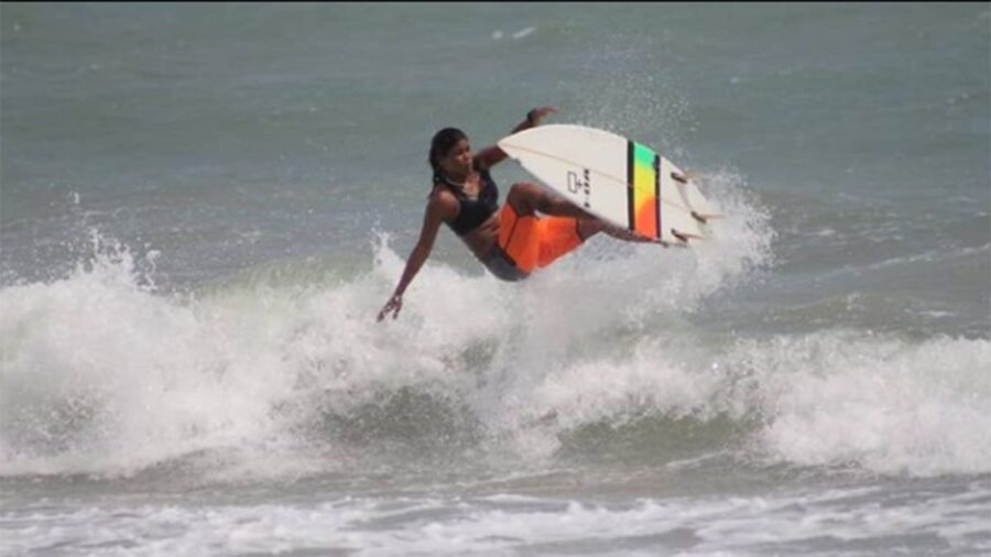 Video: murió una campeona de surf mientras entrenaba: la alcanzó un rayo