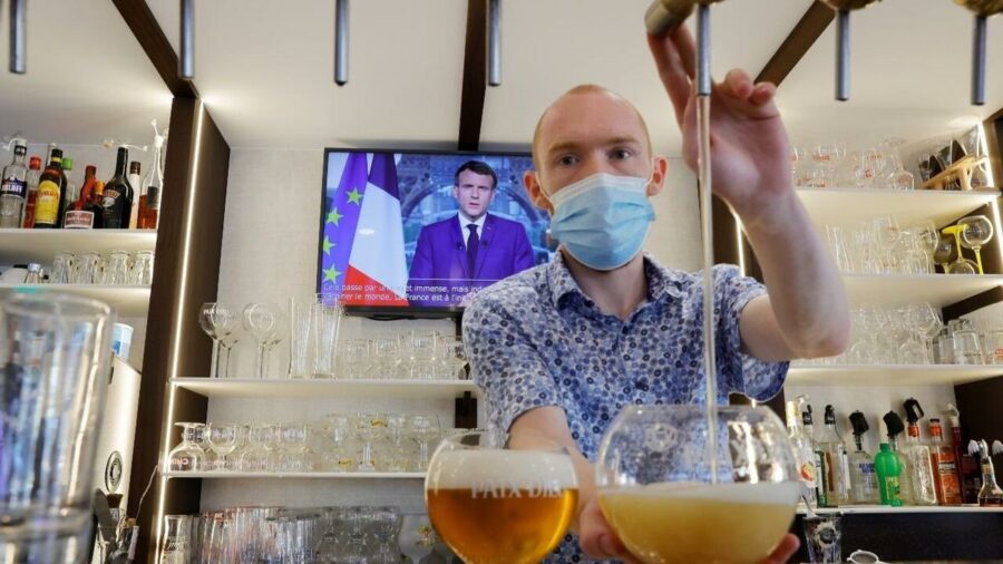 Un millón de personas se vacunará en Francia para poder ir a bares y al cine