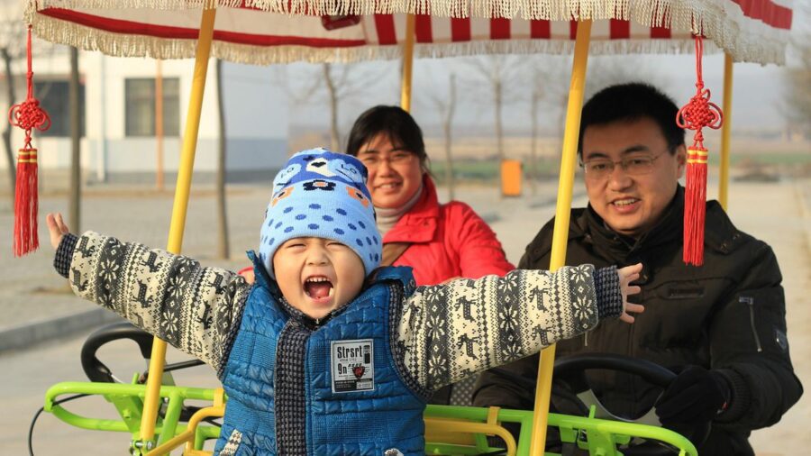 China permitirá deducir impuestos por gastos de niños pequeños para impulsar nacimientos