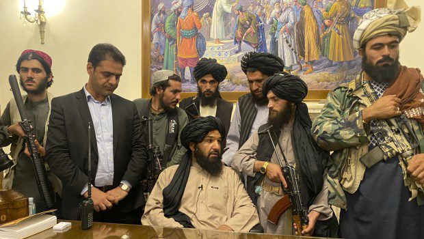 Los talibanes toman el control de Kabul y clamaron victoria desde el palacio de gobierno