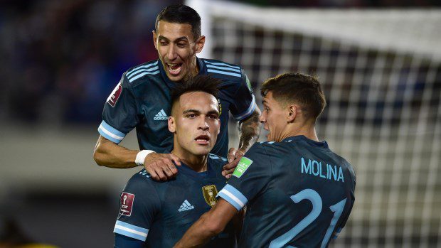 Sin brillar, Argentina le ganó a Perú y se acerca a Qatar