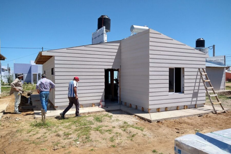 Bisogni recorrió las 12 viviendas de madera que se construyen en Chajarí