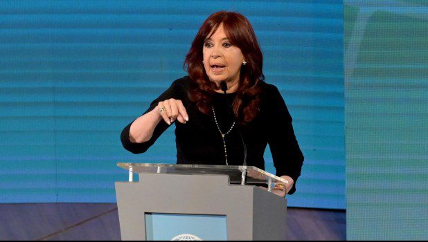 Cristina Kirchner: “Que te pongan una banda y te den un bastón no significa que te den el poder”