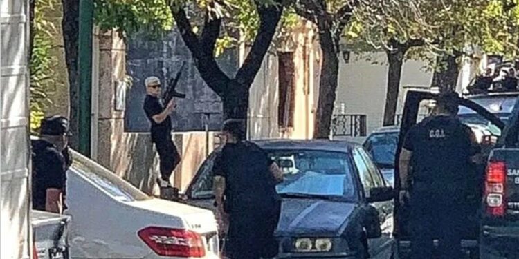 Santa Fe: un hombre disparó a mansalva con una carabina desde la vereda de su casa e hirió a tres personas