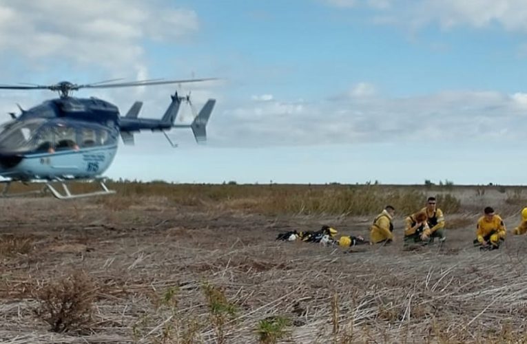 Brigadistas combatieron con medios aéreos incendios en islas del Delta