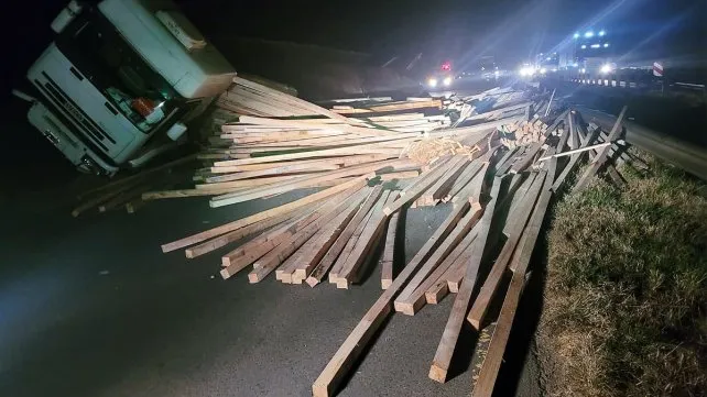 Camionero chajariense volcó camión con maderas y cortan ruta al sur de Entre Ríos