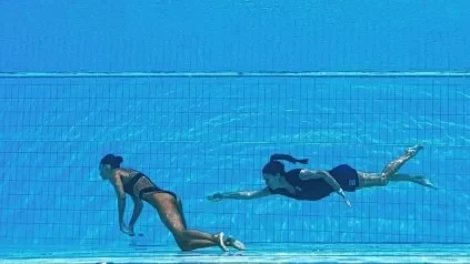 Dramático rescate: nadadora se desmayó en plena competencia y su entrenadora la salvó