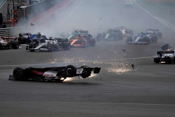 Fórmula 1: espectacular accidente en la largada y primer triunfo de Carlos Sainz
