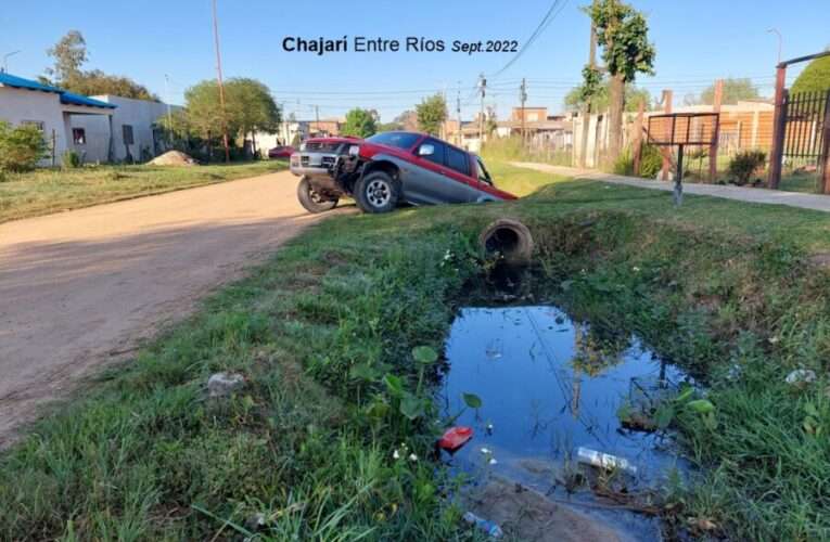 Una camioneta cayó en una zanja con aguas servidas en Chajarí