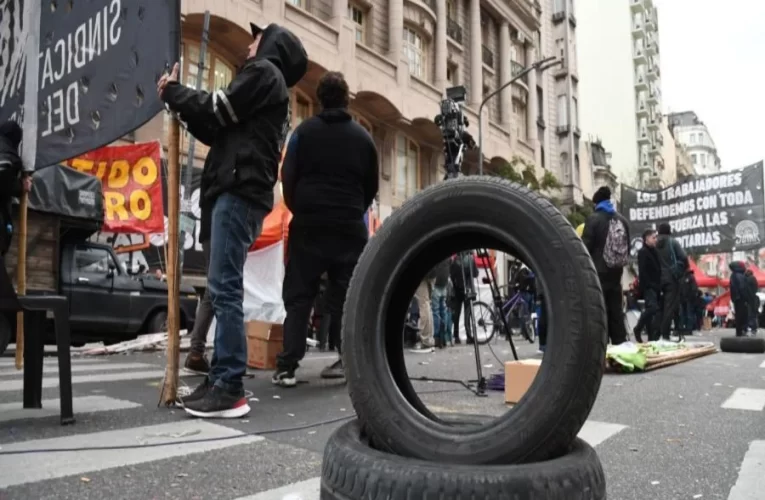 El Gobierno habilitará importaciones de neumáticos si el conflicto sindical no se destraba