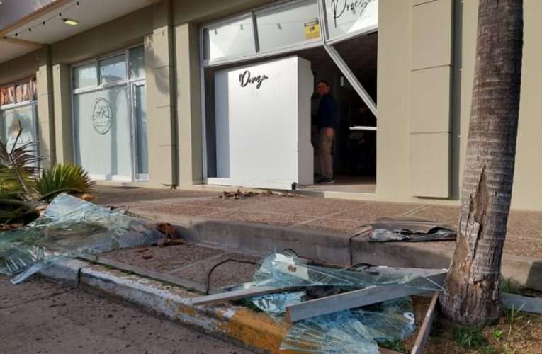 Una camioneta atravesó el cantero central de Av. Belgrano y destrozó el frente de un local comercial