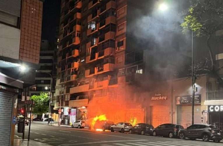 Incendiaron siete autos, contenedores y un local en Palermo: un hombre fue detenido