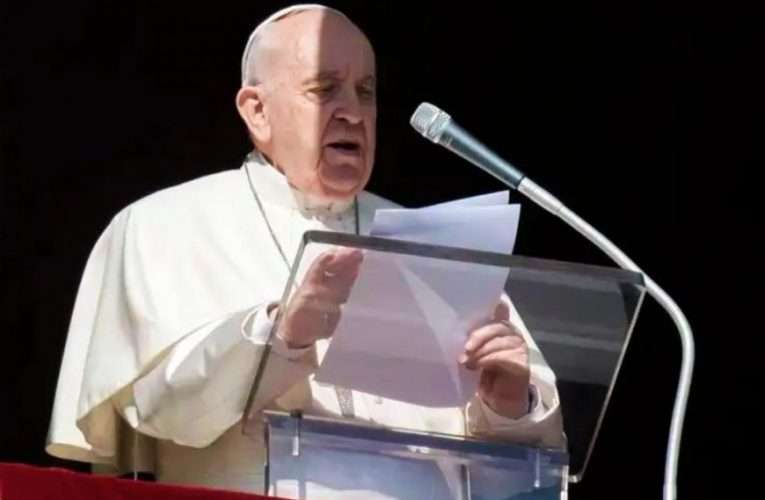 En pleno Angelus, el Papa Francisco le dedicó un especial saludo a unos  chajarienses