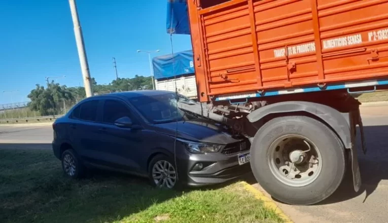 Mocoretá: se desprendió un acoplado e impactó contra un auto estacionado