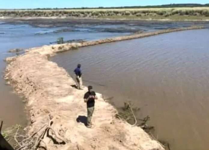Investigan en Corrientes a una arrocera ilegal por construir un terraplén y secar el río Miriñay