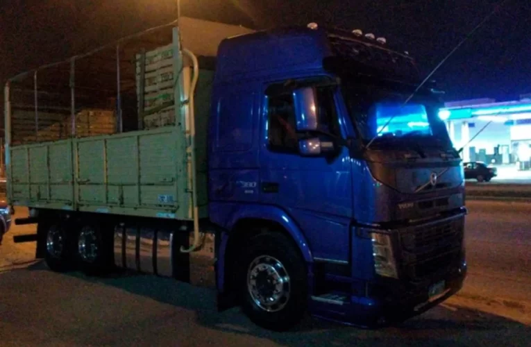 Un camionero alcoholizado quiso “coimear” a la Policía con 20 mil pesos y un cajón de naranjas