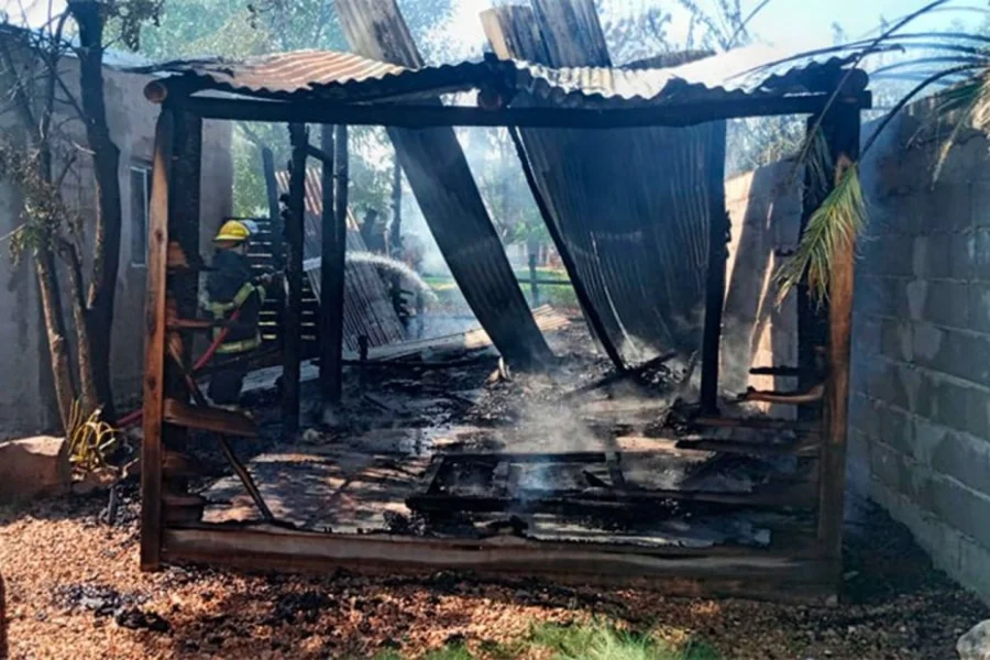 Chajarí: Devastador incendio arrasó con vivienda y deja a familia sin ...