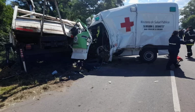 Una ambulancia chocó contra una grúa: un muerto y dos heridos
