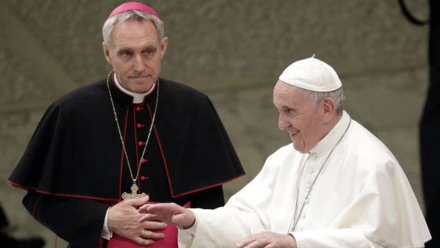El Papa echó del Vaticano al exsecretario de Benedicto XVI, parte de los conservadores de la Curia