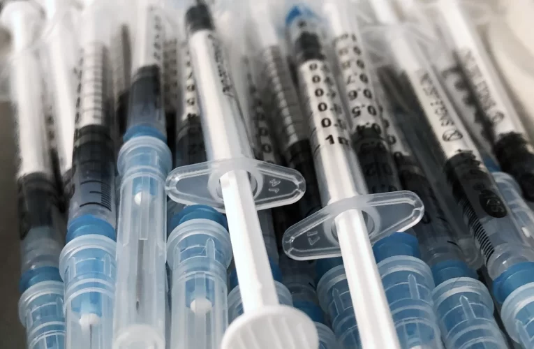 Análisis de laboratorio confirman componentes tóxicos no declarados en algunas marcas de Vacunas Covid