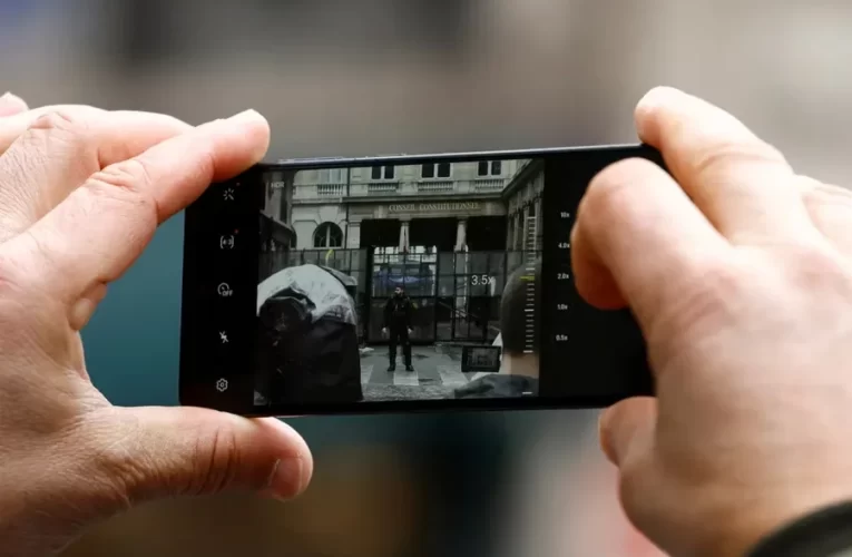 Francia aprobó la ley que permite activar de forma remota la cámara y el micrófono de los smartphones de personas bajo investigación