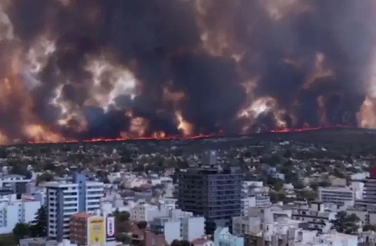Desde el aire: impactantes videos del incendio en Villa Carlos Paz
