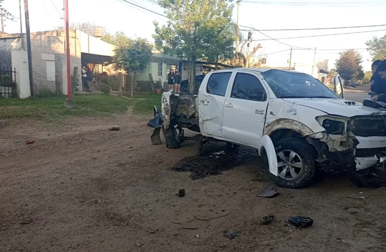 Chajarí: Conductor alcoholizado colisiona su camioneta contra una palmera