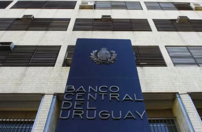 El Banco Central de Uruguay pidió a financieras y corredores de bolsa que informen si tienen cuentas de Martín Insaurralde y Jesica Cirio