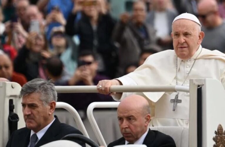 El papa Francisco aclaró que su visita al país no depende del ganador del balotaje