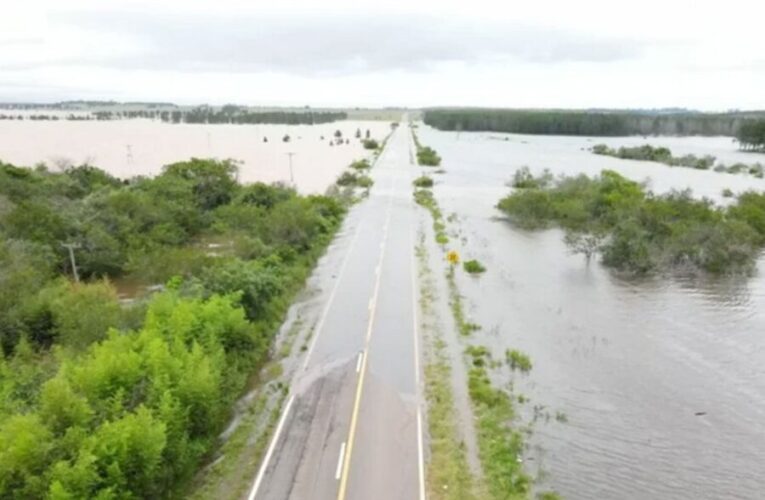Colas de 90 km. El río Uruguay acumula 20 centímetros sobre la Ruta 14 y obligó a interrumpir el tránsito
