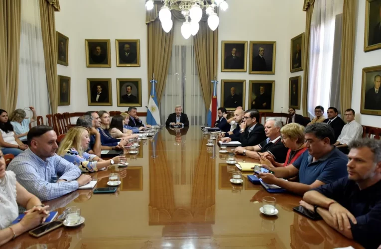 El gobernador Rogelio Frigerio recibió a los sindicatos que representan a los trabajadores estatales y docentes