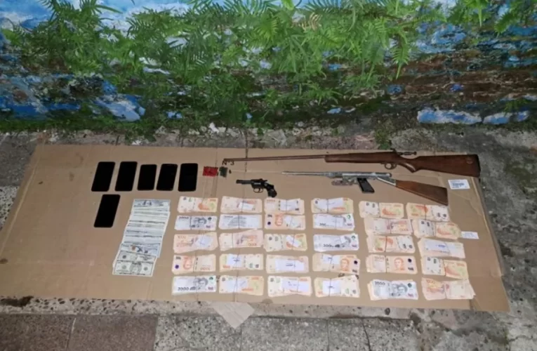 Denuncia por robo motivó allanamientos: hallaron dólares, pesos y armas de fuego