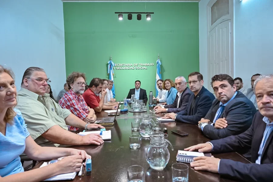 Gobierno y docentes firmaron un acuerdo paritario que garantiza la ...