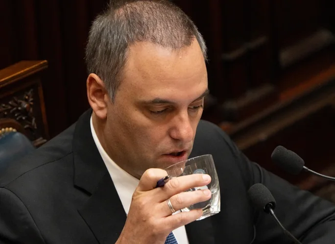 La oposición contra Manuel Adorni: O lo echan o lo sacamos nosotros