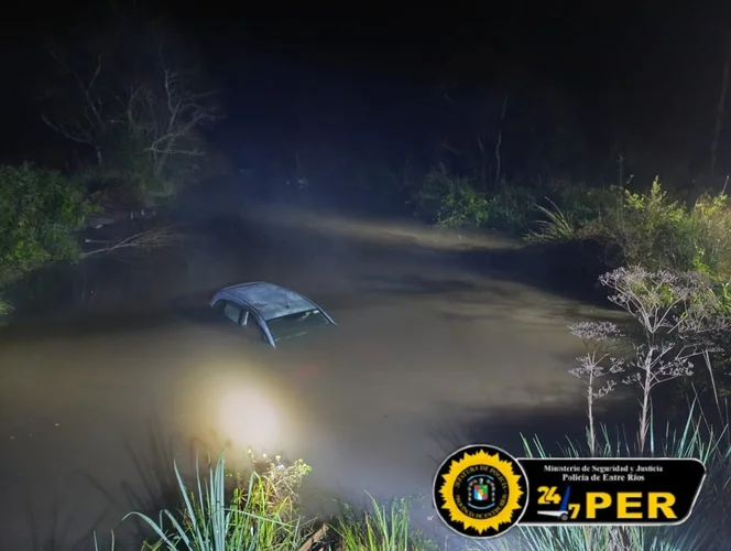 Milagroso rescate en Colonia San Roque: dos personas cayeron con su auto a un cauce de agua y salieron ilesas
