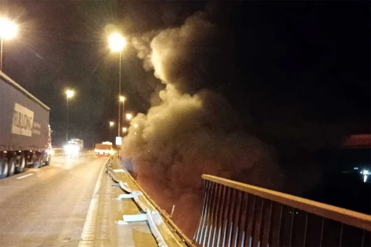 Grave accidente en Zárate-Brazo Largo: camión con soda cáustica cayó de un puente y se incendió por completo